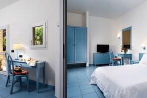 ميني بار وخزنة داخل الغرفة ومكتب ومُنبهات