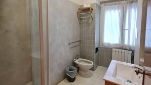 A bathroom with a shower, toilet, and sink. - Excelsior Hotel Cimone Lowcost (Primiero San Martino di Castrozza)