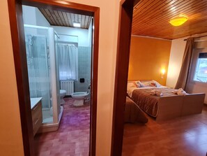 Une chambre à coucher avec un lit, une fenêtre et une vue sur l’extérieur.