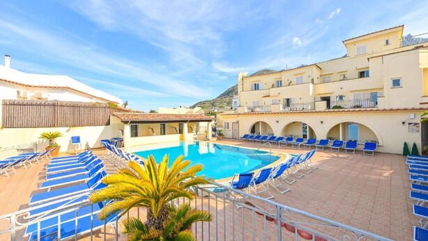 A pool area with blue lounge chairs and a clear sky. - Tramonto D'oro Terme (Forio)