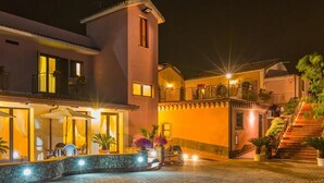 A two-story building with a balcony and a staircase leading to the upper floor. - Casa Delle Monache Boutique Resort (Castiglione di Sicilia)