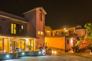 A two-story building with a balcony and a staircase leading to the upper floor. - Casa Delle Monache Boutique Resort (Castiglione di Sicilia)