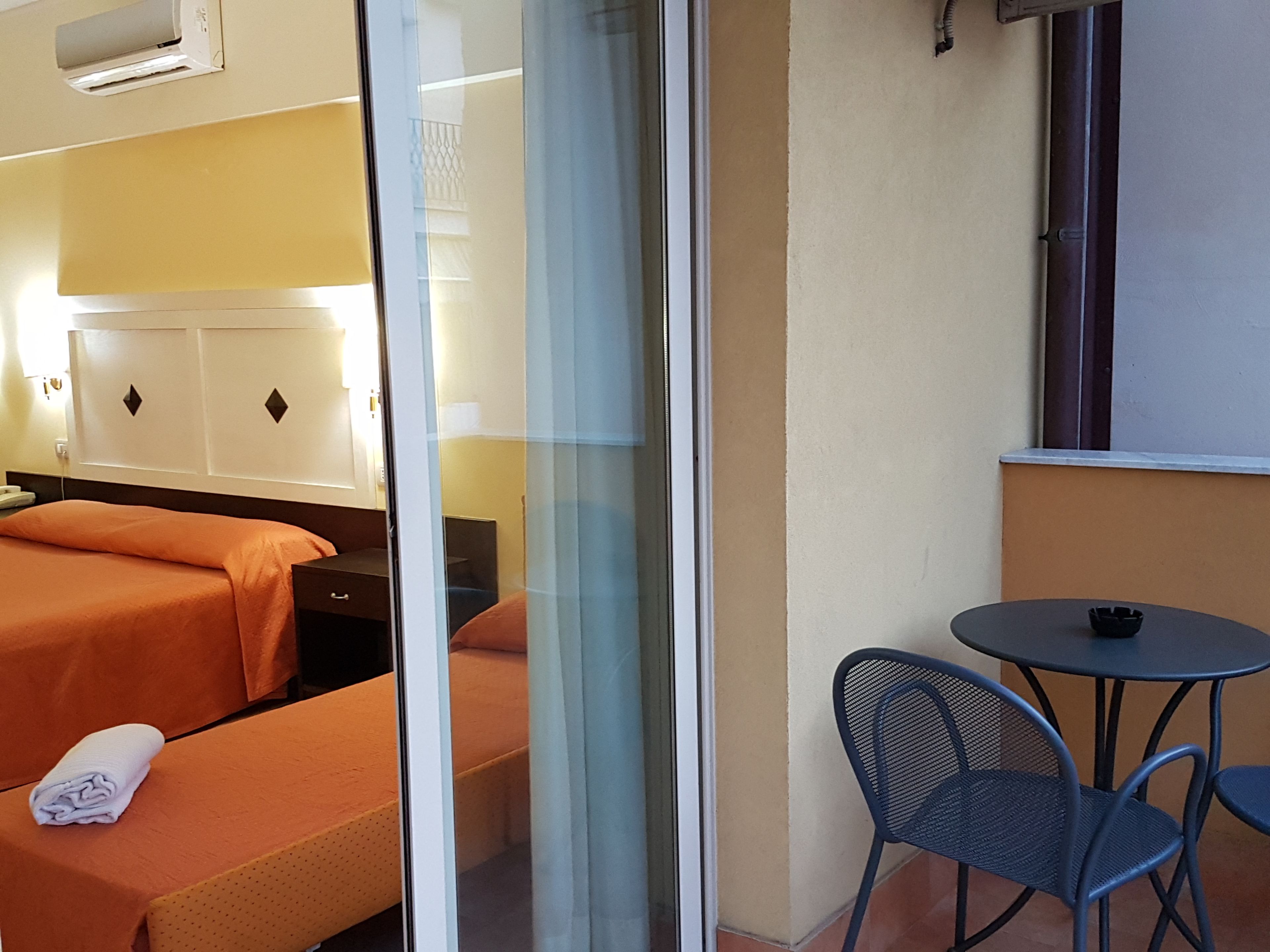 Une chambre d’hôtel avec deux lits, une petite table et une chaise.