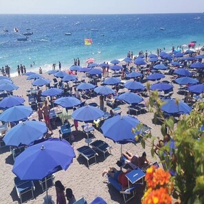 A beach with numerous blue umbrellas and sun loungers. - Hotel Orizzonte (Letojanni)