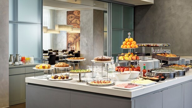 A buffet with various food items and beverages. - UNA Hotels San Vitale Bologna (Bologna)
