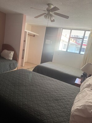 Basic Triple Room | Free WiFi - Hotel Mesón del Bosque (Querétaro)