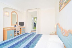A bedroom with a bed, a desk with a computer, a chair, and a window. - Albergo Italia (Casamicciola Terme)