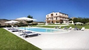 A large, multi-story building with a pool area. - Arucimeli Resort (Ragusa)