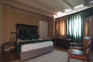 A bedroom with a bed, a chair, a desk, and a window with curtains. - Agriturismo Leano (Piazza Armerina)