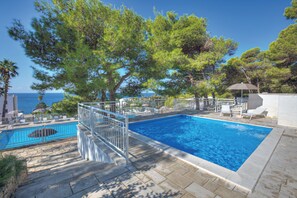 A swimming pool with a view of the sea, surrounded by lounge chairs and a staircase leading down. - Grand Hotel Riviera CDS Hotels (Nardò)