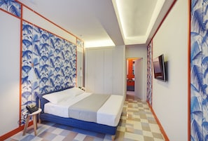A hotel room with a bed, a desk with a telephone, and a television on the wall. - Grand Hotel Riviera CDS Hotels (Nardò)