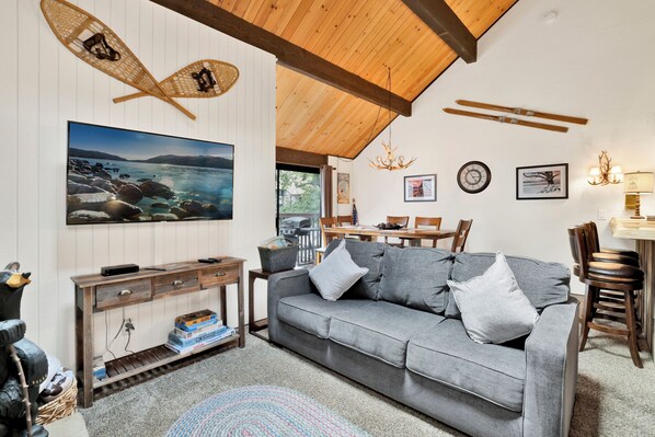 Condo, Multiple Beds, Pool Access (2569) | Living area