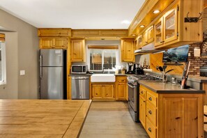 Mökki, useita sänkyjä, poreamme (2581) | Yksityinen keittiö