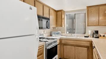 Cabin, Multiple Beds, Pool Access, Mountain View (2574) | Private kitchen