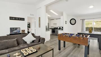 Cabaña, varias camas, patio (2580) | Área de sala de estar