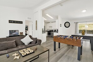 Cabaña, varias camas, patio (2580) | Área de sala de estar