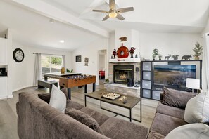 Cabaña, varias camas, patio (2580) | Área de sala de estar