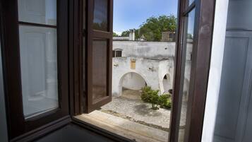 Minibar och skrivbord