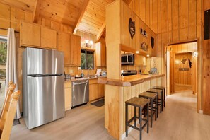 Private kitchen - Lakeview Pines Log Cabin #2585 (Big Bear Lake)