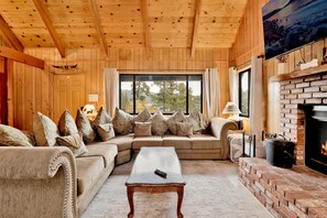 Living area - Lakeview Pines Log Cabin #2585 (Big Bear Lake)