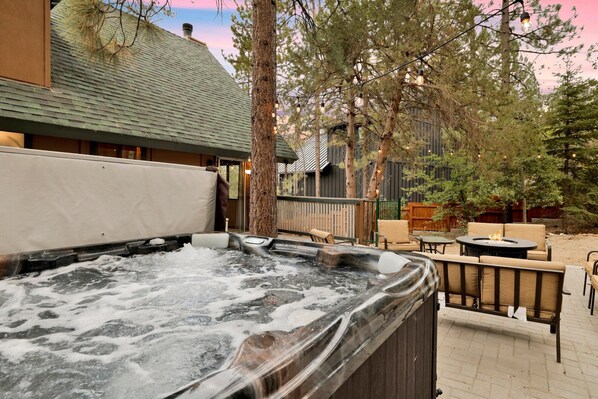Outdoor spa tub - Lakeview Pines Log Cabin #2585 (Big Bear Lake)