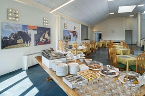 Un'area buffet con diversi piatti e tavoli da pranzo.