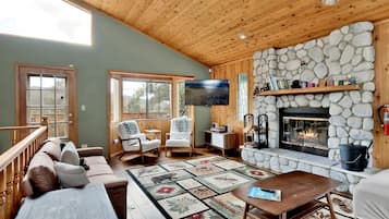 Cabaña, varias camas, acceso a la alberca, vista a la montaña (2570) | Área de sala de estar