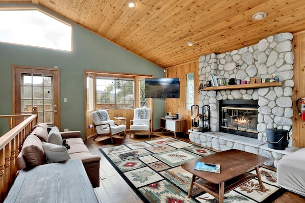 Cabane, plusieurs lits, accès piscine, vue montagne (2570) | Coin séjour