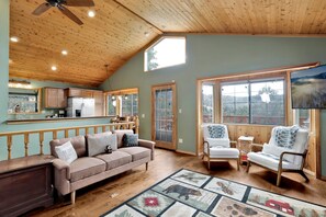 Living area - Moonridge Treehouse #2570 (Big Bear Lake)