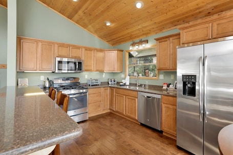 Cabin, Multiple Beds, Pool Access, Mountain View (2570) | Private kitchen