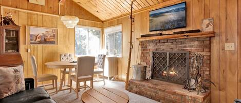 House, Multiple Beds, Pool Access, Mountain View (2526) | Living area