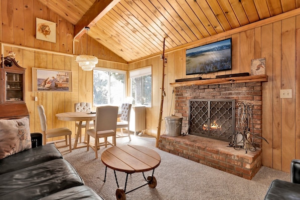 Casa, varias camas, acceso a la alberca, vista a la montaña (2526) | Área de sala de estar