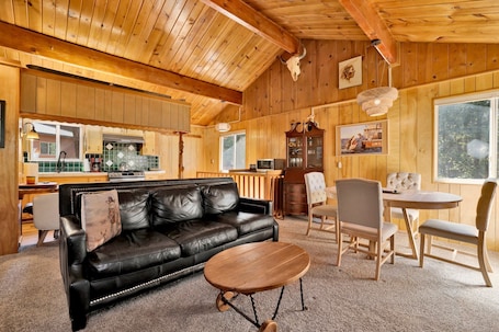 House, Multiple Beds, Pool Access, Mountain View (2526) | Living area