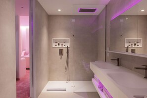 A modern bathroom with a walk-in shower, a large mirror, and a dual sink vanity. - Odsweet Duomo Milano Hotel (Milan)
