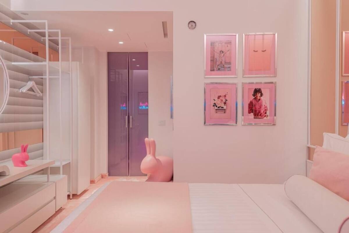 Une chambre à coucher moderne avec un lit, une commode, une coiffeuse et un escalier.