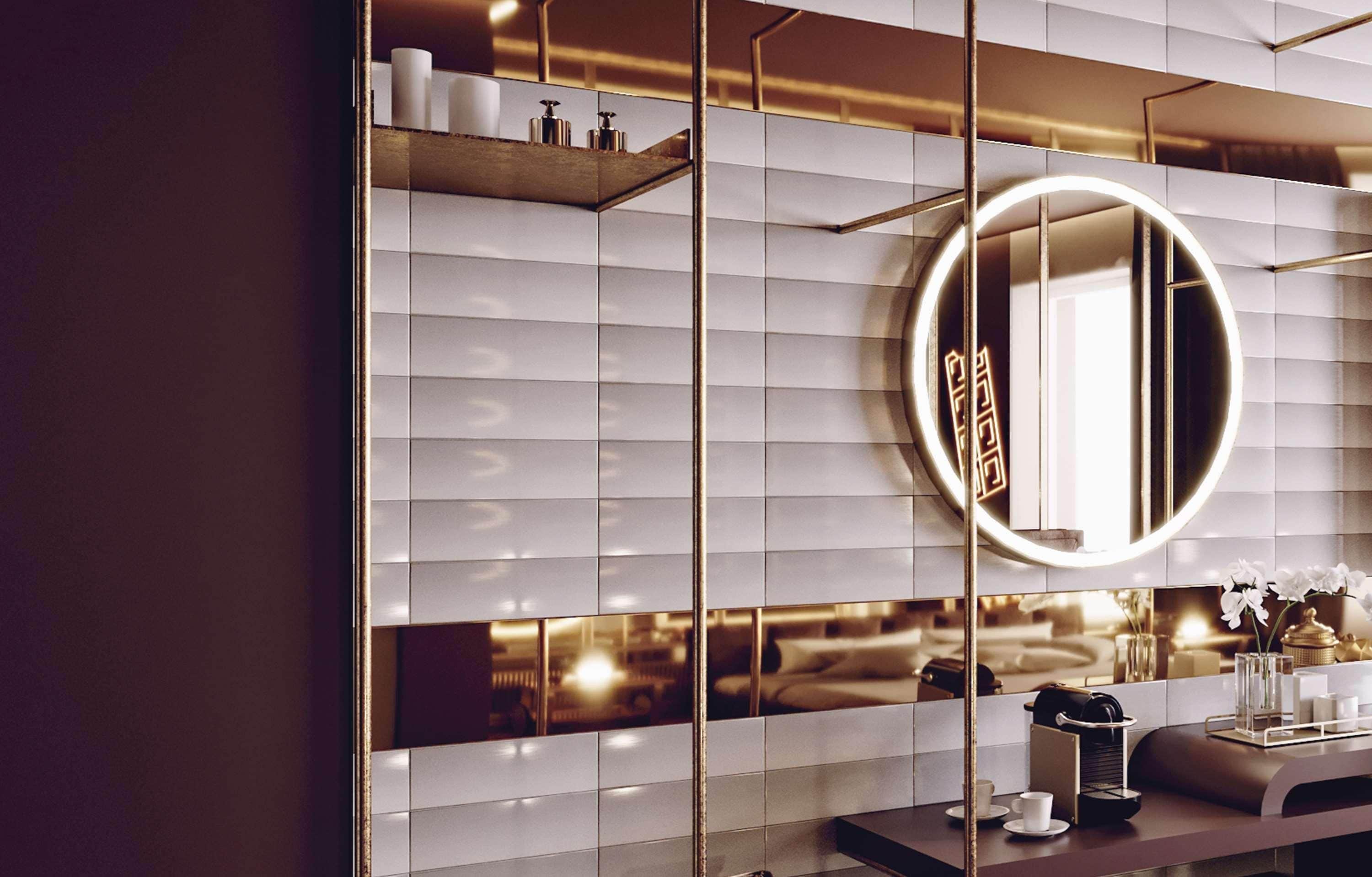 Een moderne badkamer met een grote spiegel, een wastafel met toiletartikelen en een decoratieve vaas.