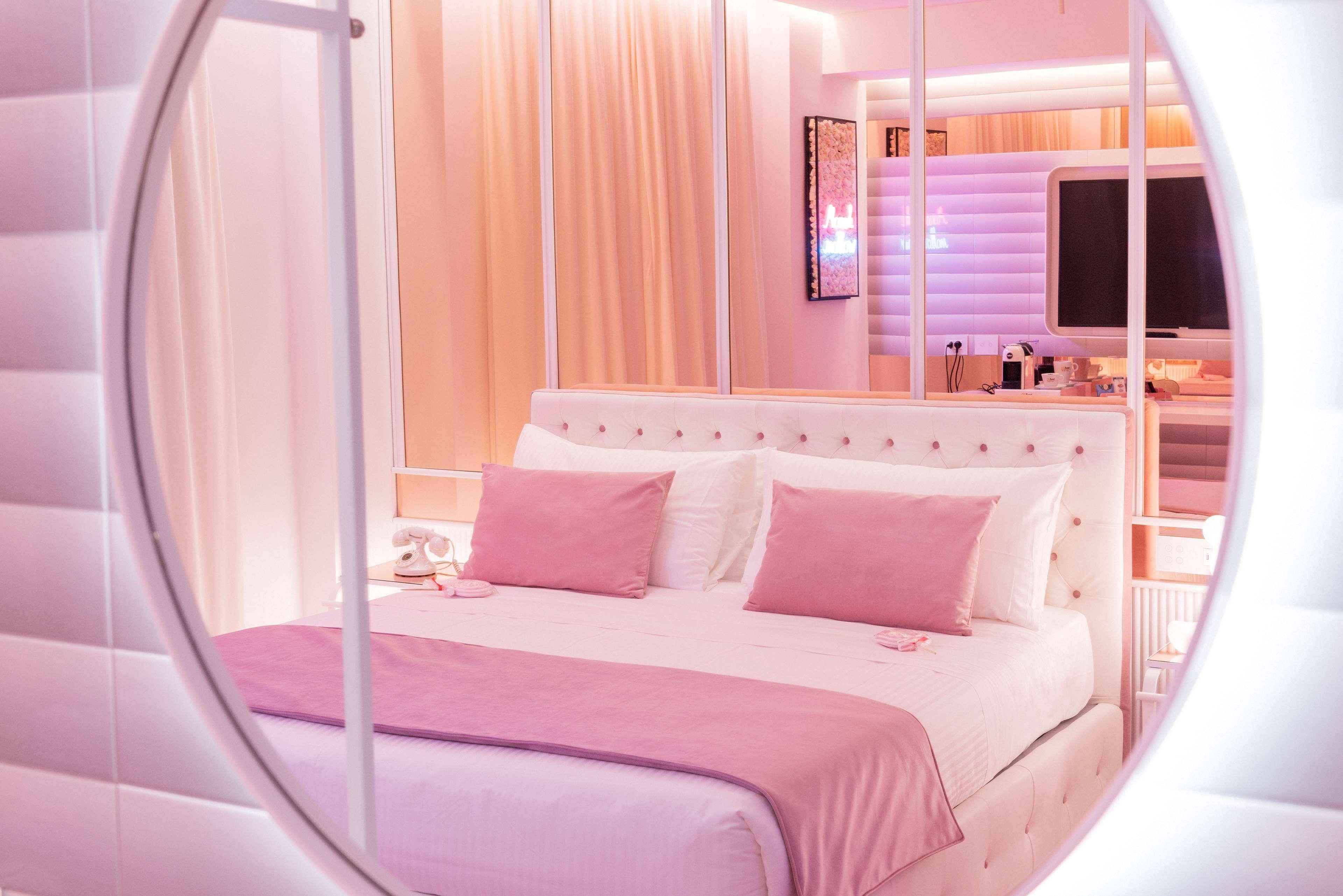 Un dormitorio con una cama grande, una mesita de noche y una televisión.