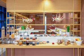 Ein Buffet mit verschiedenen Speisen und Beilagen.
