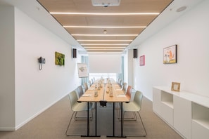 A conference room with a long table, chairs, and a whiteboard. - Innside Milano Torre Galfa (Milan)