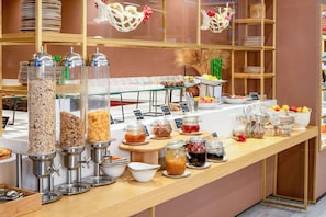 Montaje de bufé con diversos alimentos y salsas.