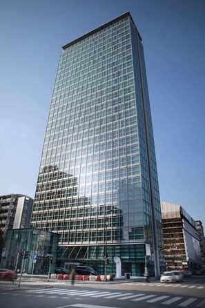A modern high-rise building with a reflective glass facade. - Innside Milano Torre Galfa (Milan)