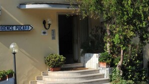 Un edificio con un letrero que indica 'RESIDENCE PUCARA'.