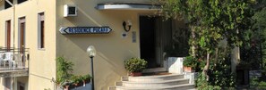 A building with a sign indicating 'RESIDENCE PUCARA'. - Tramonti Green (Tramonti)