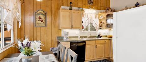 Cabin, Multiple Beds, Balcony, Mountain View (2576) | Private kitchen