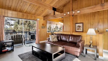 Cabaña, varias camas, balcón, vista a la montaña (2576) | Área de sala de estar