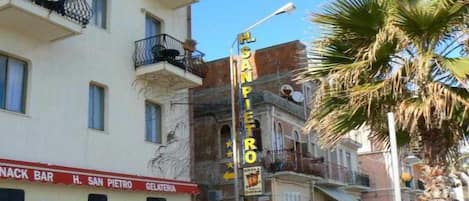 Vista de la calle con un edificio que dice 'H. San Pietro Gelateria' y un letrero que indica 'San Pietro'.