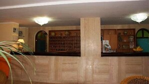 A room with a wooden ceiling, a large central column, and a counter with various items. - Hotel San Pietro Beach - Letojanni (Letojanni)