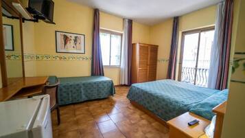 Een minibar, een kluis op de kamer