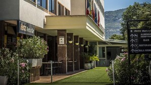 Ein Hotel im modernen Stil mit Hertz Autovermietung, Restaurant und Bar.