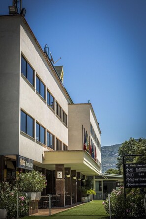 Ein Hotel im modernen Stil mit Hertz Autovermietung, Restaurant und Bar.